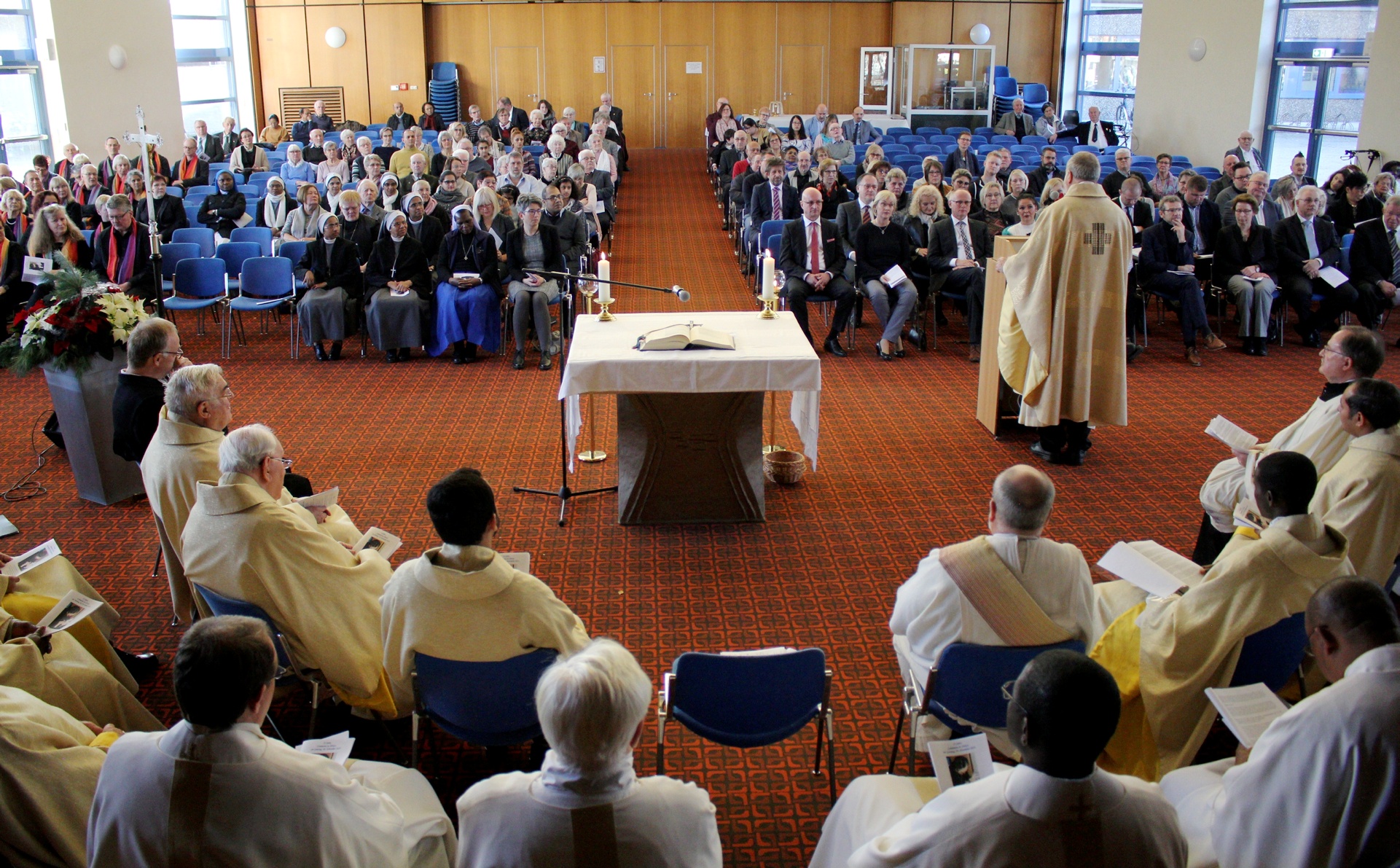 Blick von der Aulabühne auf die um den Altar versammelten Christen beim 35. Gründungsgedenktag der Communio in Christo in Mechernich. (c) Thomas Schmitz/pp/Agentur ProfiPress