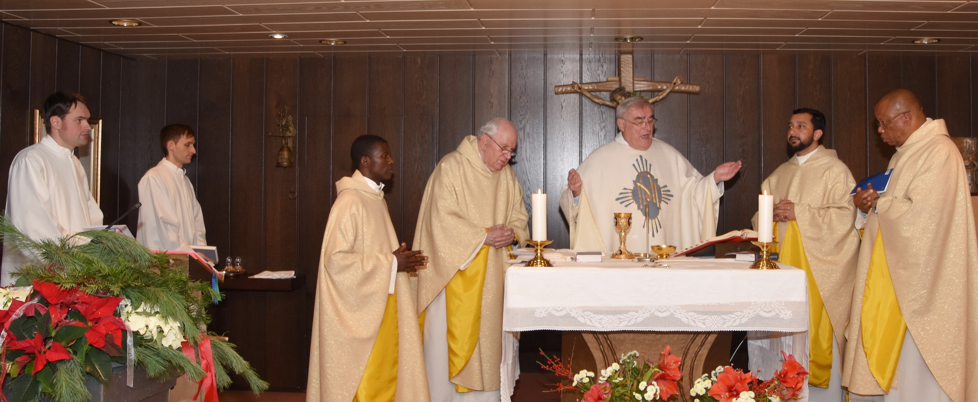 Mit dem Hauptzelebranten und Prediger Rudolf Ammann (3.v.r.) standen (von rechts) Father Albert Msafiri Lubuva, Father Thomson Pazhayachirapeedikayil Jose, Generalsuperior Karl-Heinz Haus, Pfarrer Dr. Robert Mutegeki, Wouter und Martijn Dijkstra am Altar. (c) Manfred Lang/pp/Agentur ProfiPress
