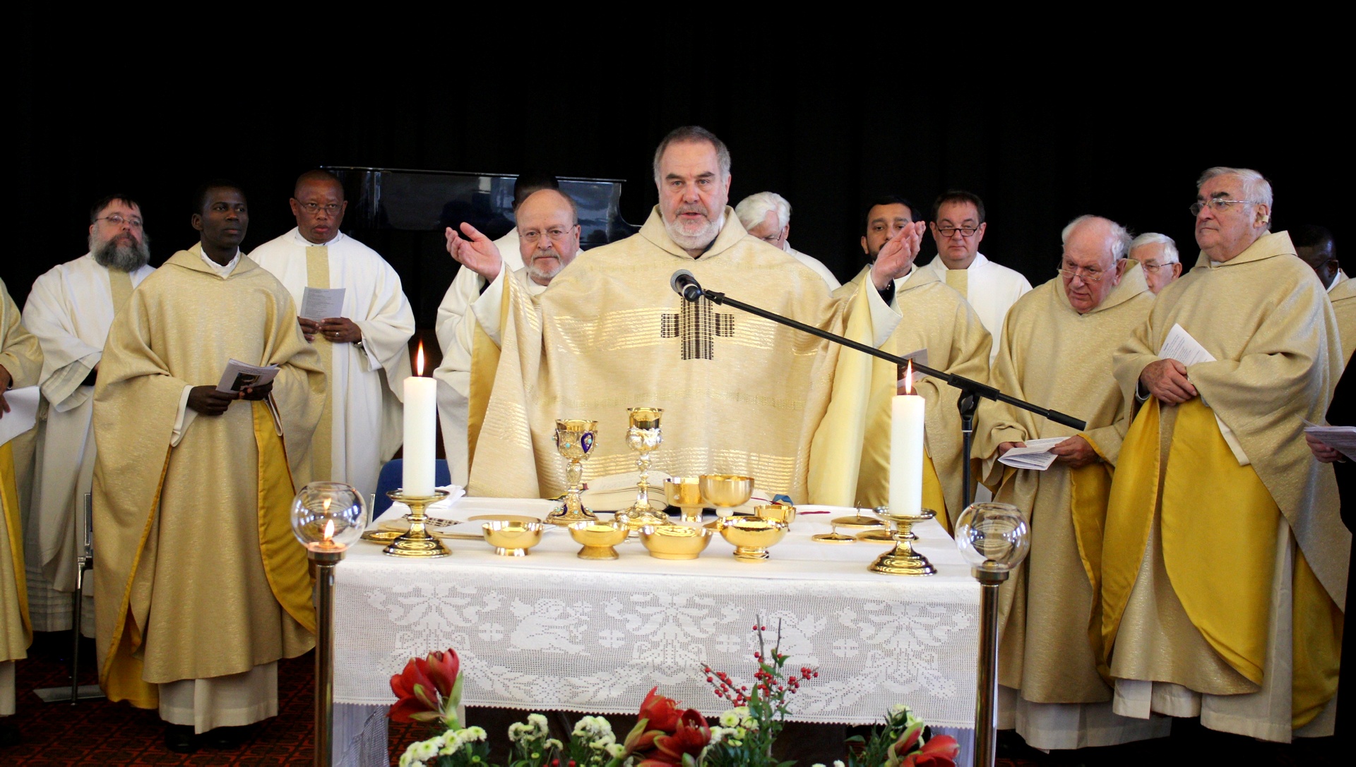 20 Priester und Diakone umringten den Altar während des Festgottesdienstes „35 Jahre Communio in Christo“ in der Aula des Mechernicher Schulzentrums. Hauptzelebrant war Dompropst Rolf-Peter Cremer (m.), auch Generalsuperior Karl- Heinz-Haus (4.v.r.) konzelebrierte, links von ihm Superior Paul Cyrys von Kloster Steinfeld. (c) Thomas Schmitz/pp/Agentur ProfiPress