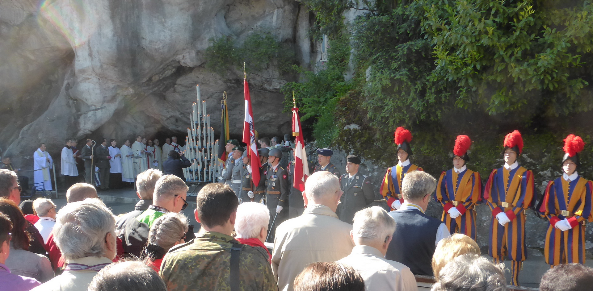 In Lourdes kam es nach Überzeugung der Gläubigen vor 160 Jahren zu Erscheinungen an der Grotte de Massabielle. Hier eine Aufnahme während einer Soldatenwallfahrt aus dem Archiv von Johannes Klinkhammer aus Vussem (c) Veranstalter/pp/Agentur ProfiPress