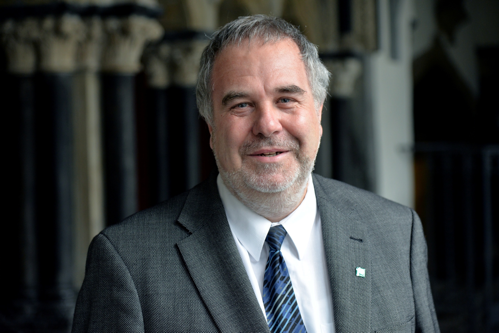 Festprediger Dompropst Rolf Peter Cremer hielt eine sehr einprägsame Symbolpredigt am Festtag des Apostels Andreas – mit dem Andreaskreuz im Hintergrund, das vor Bahnübergängen warne, aber auch Zeichen der Zustimmung auf Wahlzetteln sei. Der aus Kall-Sistig stammende Seelsorger sprach analog drei Warnungen und drei Zustimmungen aus. Unter anderem stellte er sich ausdrücklich hinter die von der Communio praktizierte tätige Nächstenliebe. Der 2018 von der Kirche anerkannte Ordo Communionis in Christo sei eine „Abkehr vom Falschen, vom Egoismus, von der Ausbeutung und der rückwärtsgewandten Sichtweise des Evangeliums“, so Cremer. (c) Andreas Schmitter