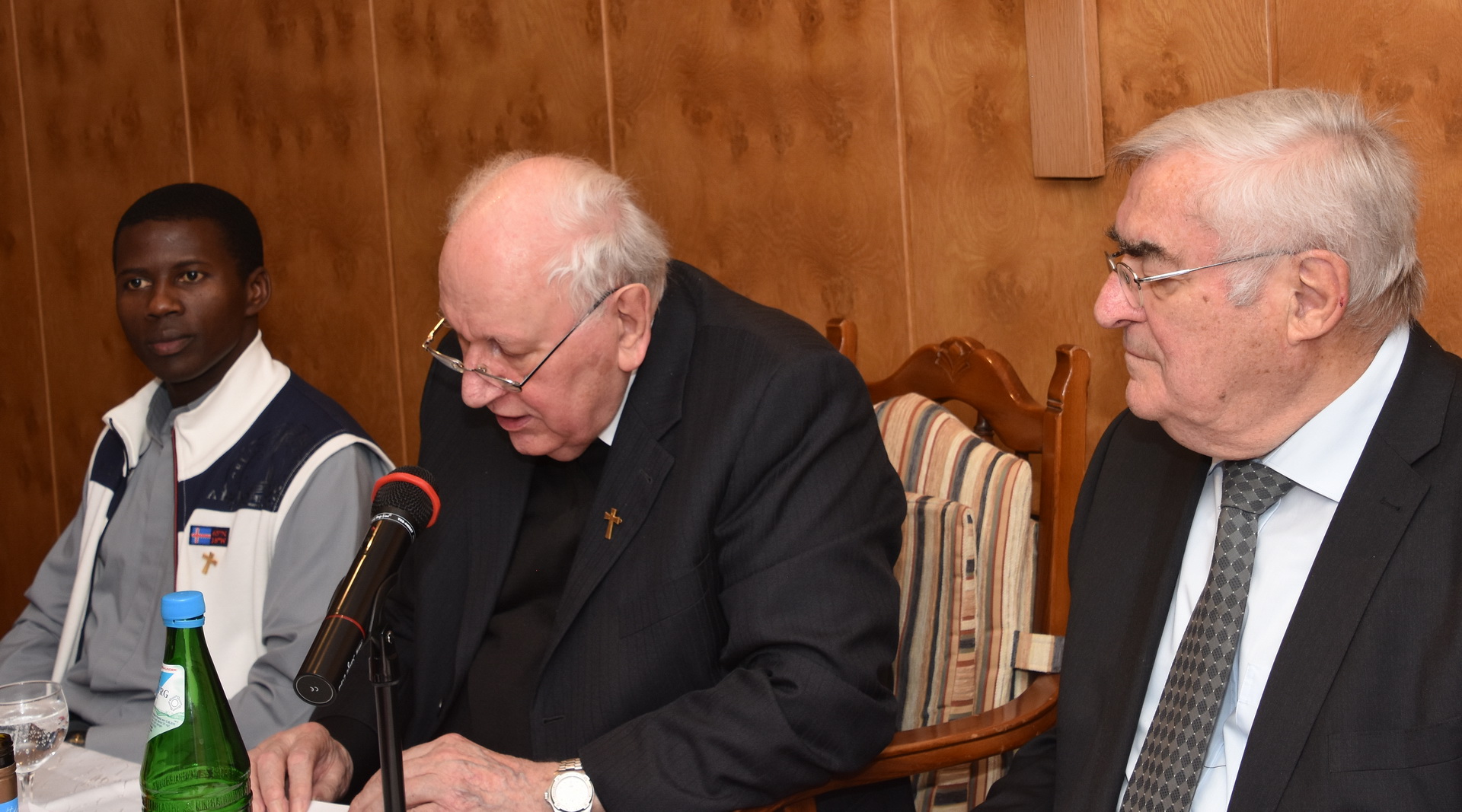 Während des Communio-Treffens im Refektorium berichtete Father Dr. Robert Mutegeki (ganz links) auch vom Scheitern des von hiesigen Sponsoren über den Communio e.V. geförderten Schweineprojektes Butiti in Father Mutegekis ugandischer Heimat. Sämtliche Tiere sind der Schweinepest zum Opfer gefallen. Das bedauerten nicht nur Generalsuperior Haus (m.) und Pater Rudolf Ammann. (c) Manfred Lang/pp/Agentur ProfiPress