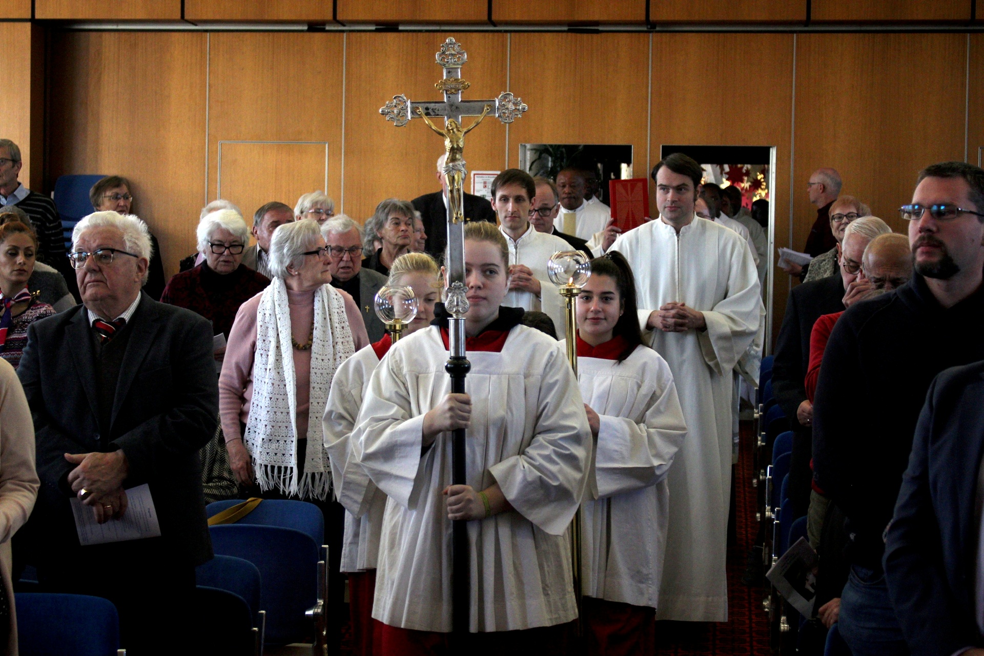 Feierlicher Einzug mit Messdienerinnen und Ministranten, das Kreuz vorantragend, in die Aula des Mechernicher Schulzentrums, in der knapp 200 Gläubige dem Festgottesdienst mit Hauptzelebrant Dompropst Rolf-Peter Cremer beiwohnten. (c) Thomas Schmitz/pp/Agentur ProfiPress