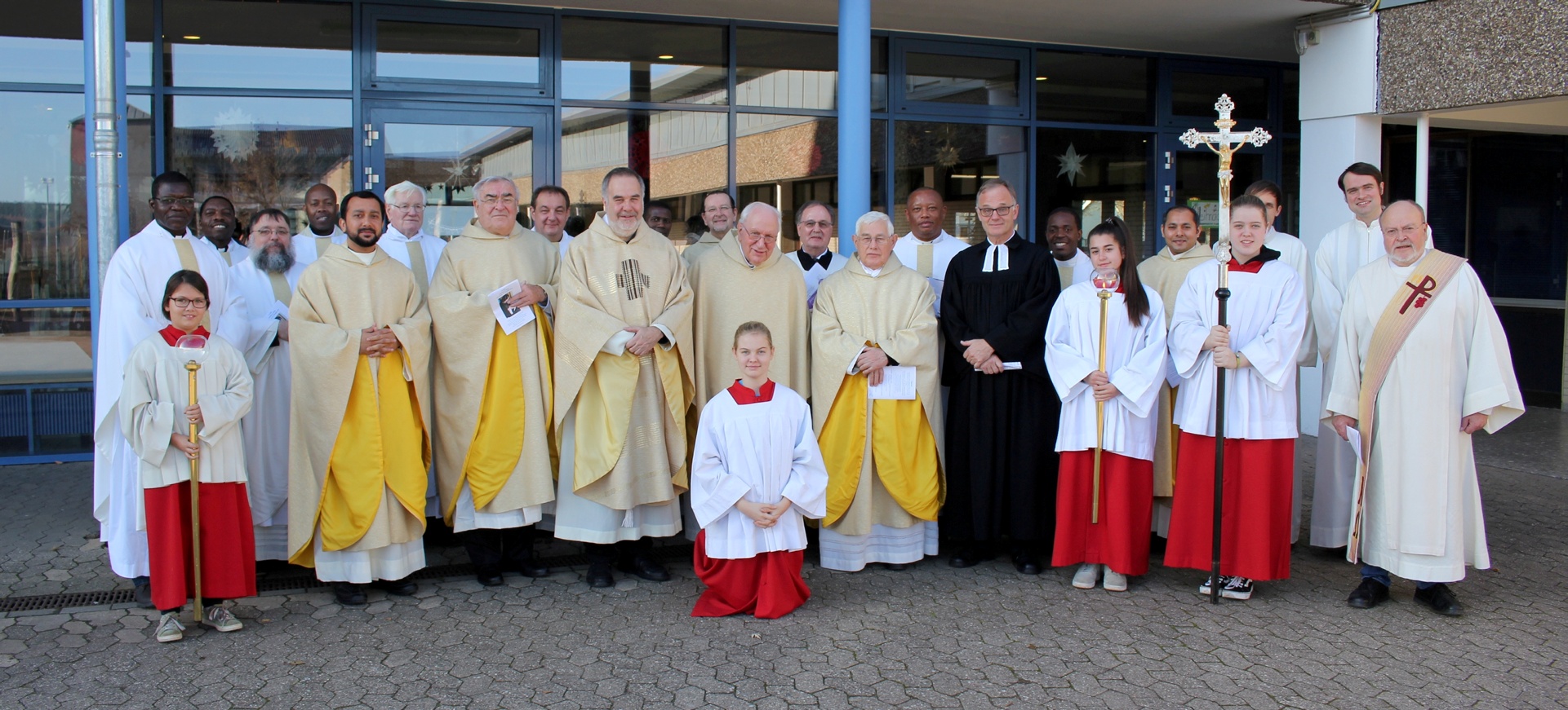 20 Priester und Diakone, Messdienerinnen und Messdiener stellten sich am Rande des 35. Gründungsgedenktages der Communio in Christo zum Gruppenbild im Schulzentrum auf, in der Mitte Generalsuperior Karl-Heinz Haus, Dompropst Rolf-Peter Cremer, Zeremoniar Diakon Hans Gerd Grevelding und der evangelische Pfarrer Dr. Michael Stöhr. (c) Thomas Schmitz/pp/Agentur ProfiPress