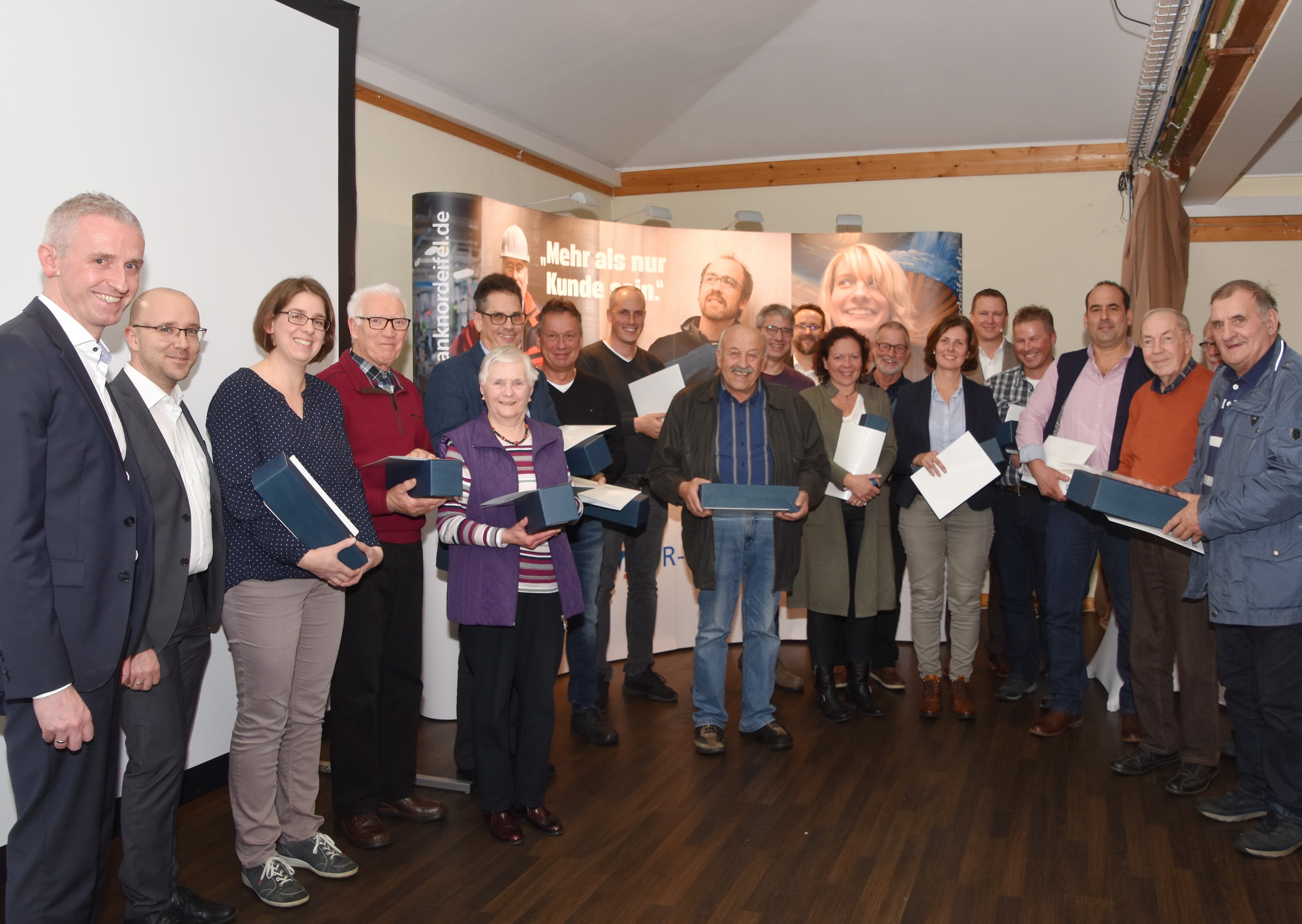 Sie VR-Bank zeichnete in Golbach langjährige Mitglieder aus, darunter Wilhelm Mendel (65 Jahre), Georg Klinkhammer (50 Jahre), Irene Remes, Hans-Jürgen Willach (beide 40 Jahre) sowie Jürgen Drehsen, Paul Egon Ehrlich, Timo Hermanns, Erich Hermanns, Burkhard Schmitz, Claudia Weishaupt, (alle 30 Jahre). (c) Manfred lang/pp/Agentur ProfiPress