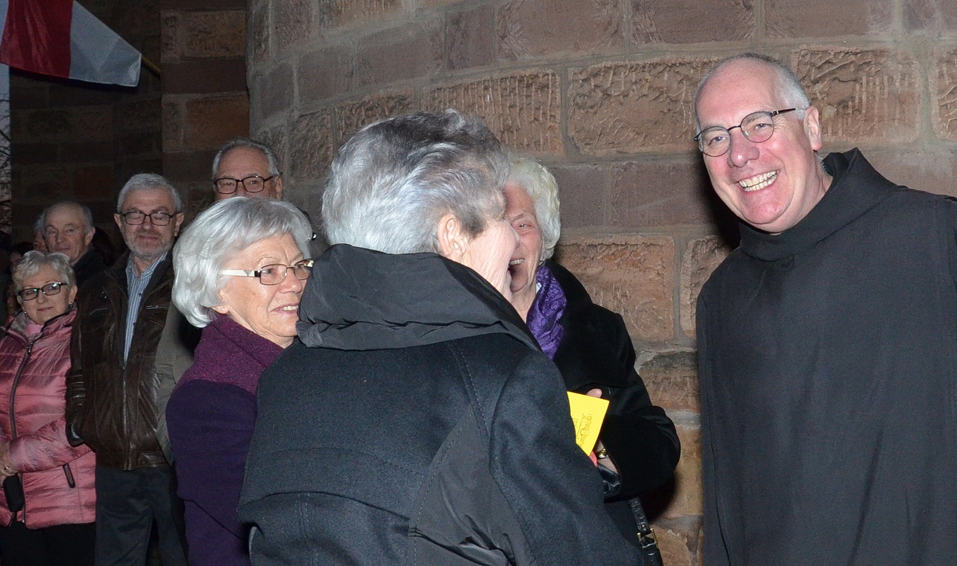 Als geistlicher Begleiter konnte aus Kallmuth stammende Maria Laacher Benediktinerpater Elias (Karl-Heinz Stoffels) gewonnen werden, hier mit Pfarrangehörigen bei seinem Silbernen Priesterjubiläum 2019 (c) Manfred Lang/pp/Agentur ProfiPress