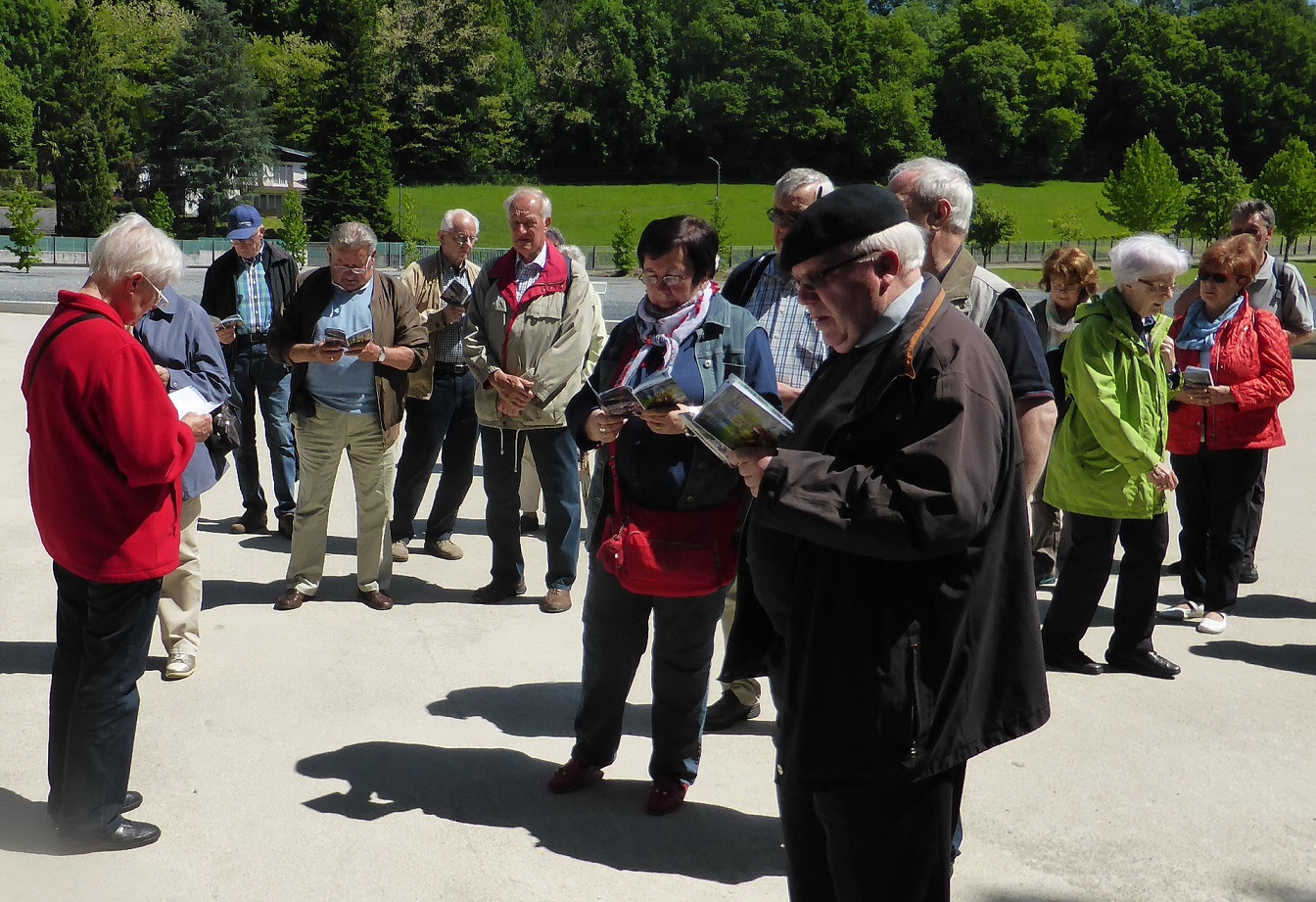 Kallmuther Pilgerbegleitung hat durchaus Tradition: Unser Bild zeigt die Pilger mit Pfarrer a.D. Kurt Hubert beim Kreuzweg in Lourdes (c) Anneliese Klinkhammer/Veranstalter/pp/Agentur ProfiPress