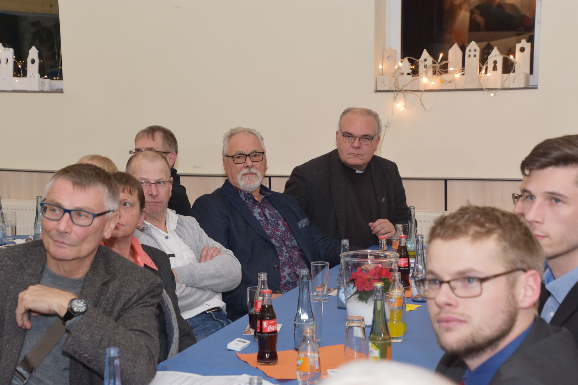 er Kallmuther Ortsvorsteher und langjährige Mechernicher Vize-Bürgermeister Robert Ohlerth und Ex-Eifeldekan und Mechernicher Pfarrer Erik Pühringer (v.l.) gehörten auch zu den Geldempfängern für aktive Jugendarbeit in der Bezirksversammlung der VR-Bank Nordeifel. (c) Manfred Lang/pp/Agentur ProfiPress