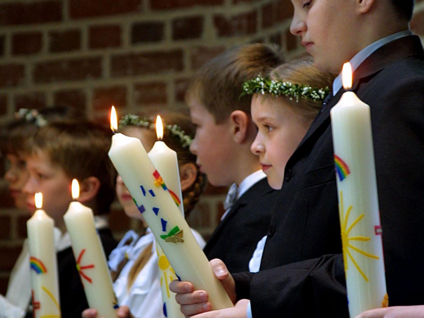 Kommunionkleiderbörse im Pfarrheim St. Andreas