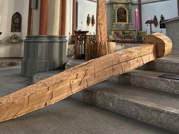 Ans Kreuz geNAGELt - Kunstinstallation in St. Andreas (c) Dr. R. Mielke