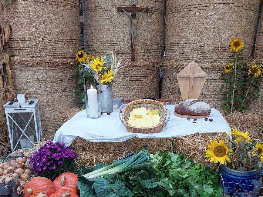 Ökumenischer Erntedankgottesdienst auf dem Bauernhof Jansen (c) Pastoraler Raum Korschenbroich Ökumenischer Erntedankgottesdienst auf dem Bauernhof Jansen