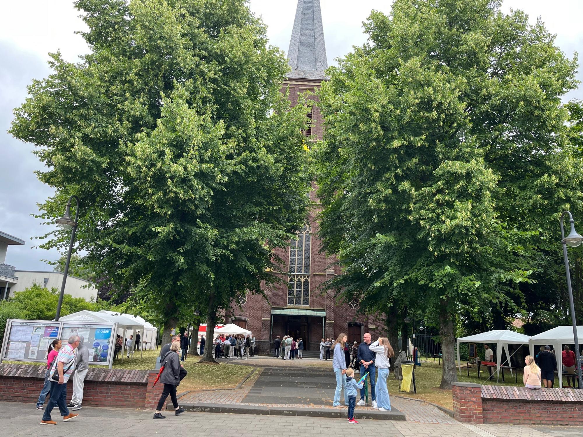 Trotz Regen ein schönes Miteinander – Gemeindefest in Kleinenbroich (c) A. Tillmanns