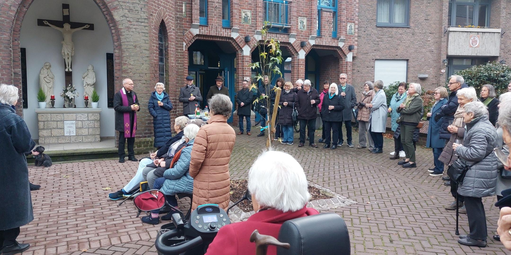 Neue Plauderbänke auf dem Kirchplatz