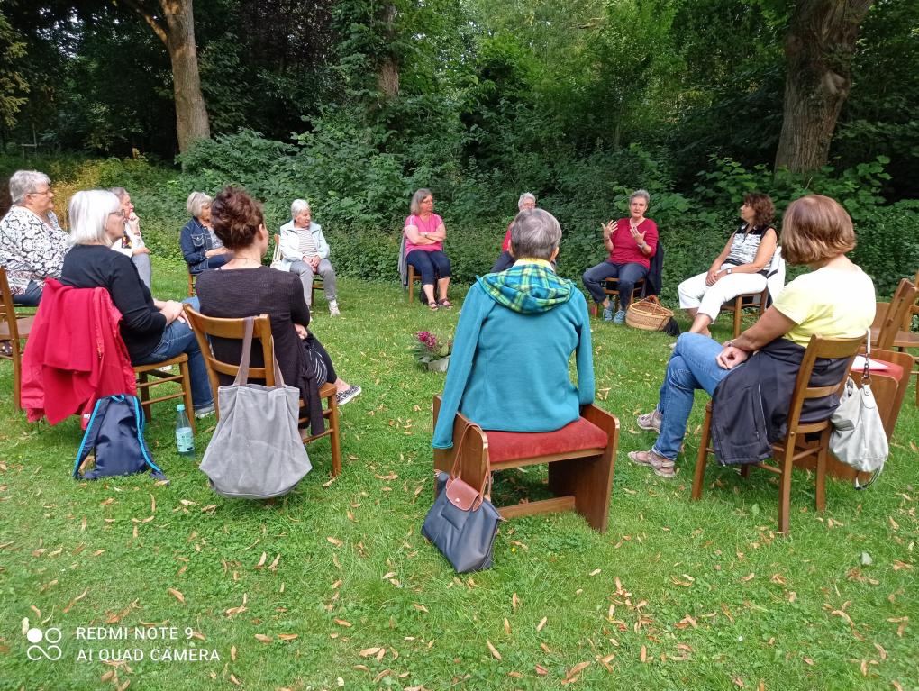 auf der Wiese hinter der Pfarrkirche