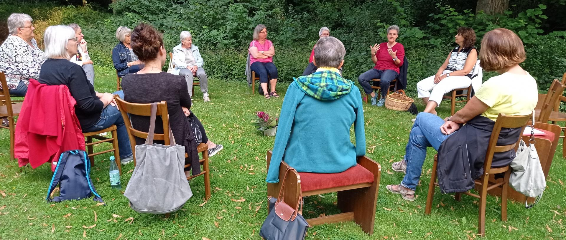 auf der Wiese hinter der Pfarrkirche