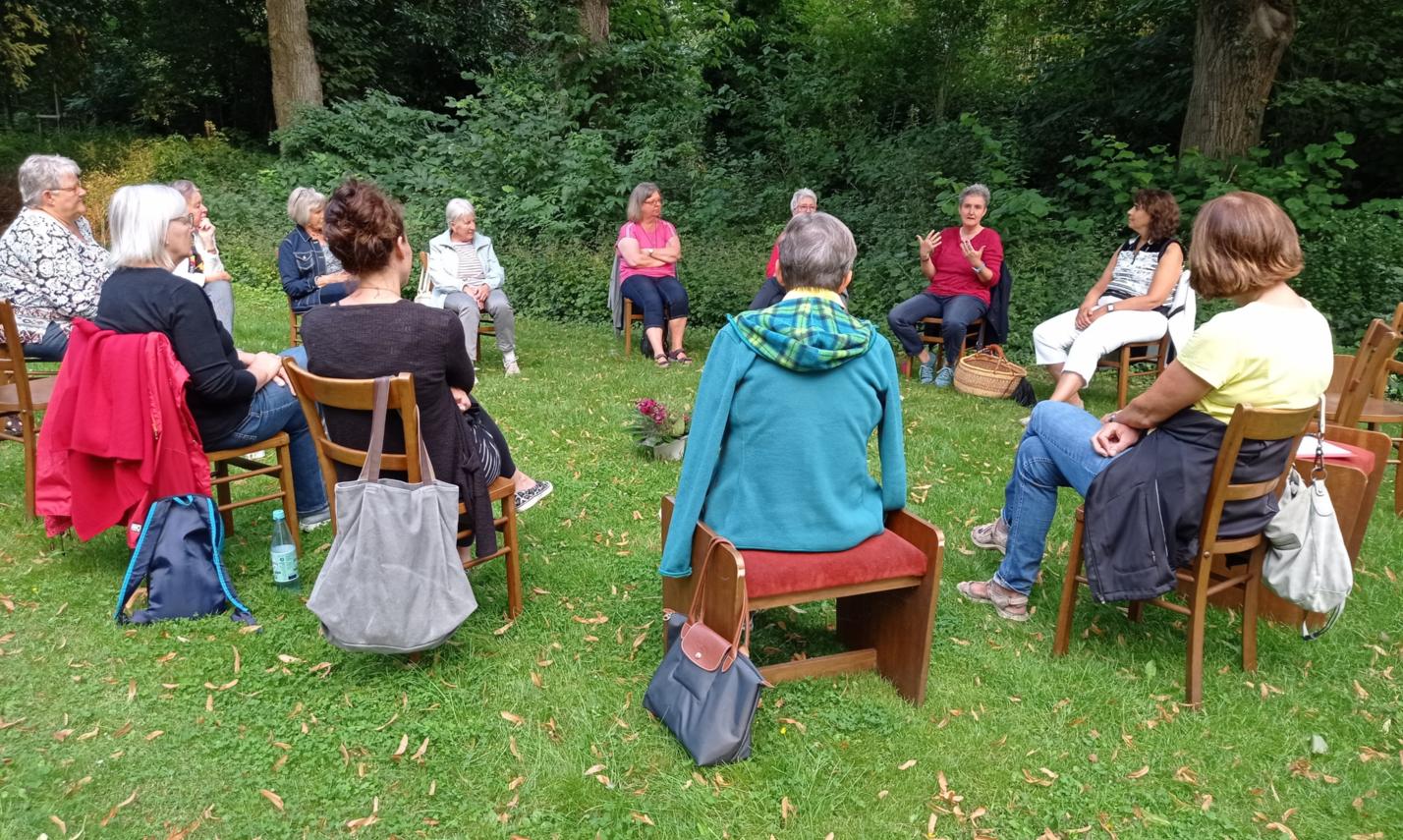 auf der Wiese hinter der Pfarrkirche