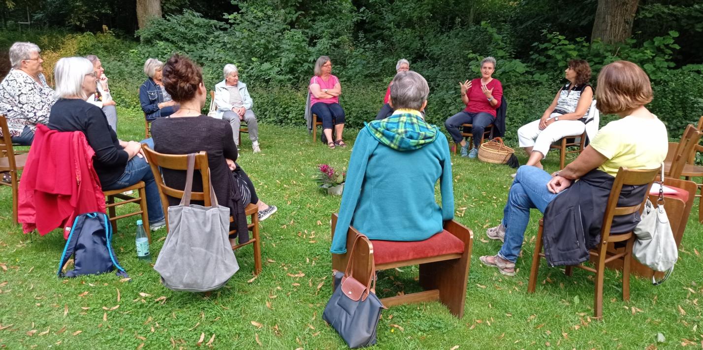 auf der Wiese hinter der Pfarrkirche