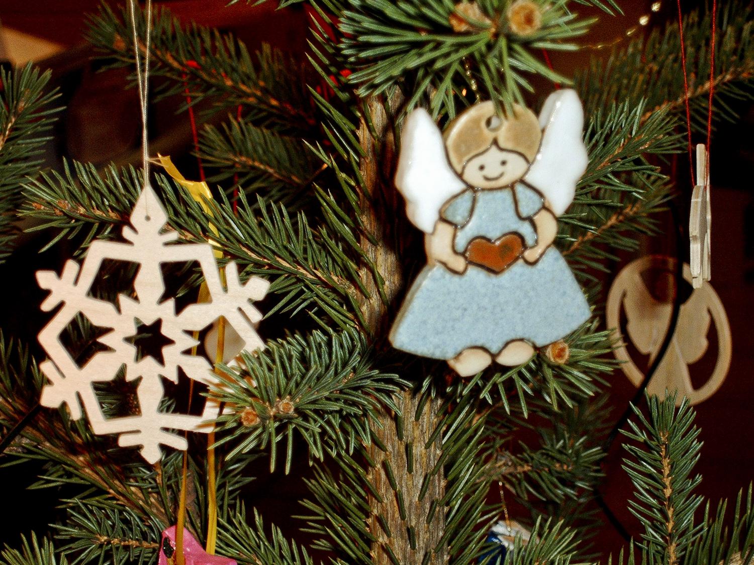 Weihnachtsbaumsetzen vor der Kirche Herz Jesu (c) pfarrbriefservice