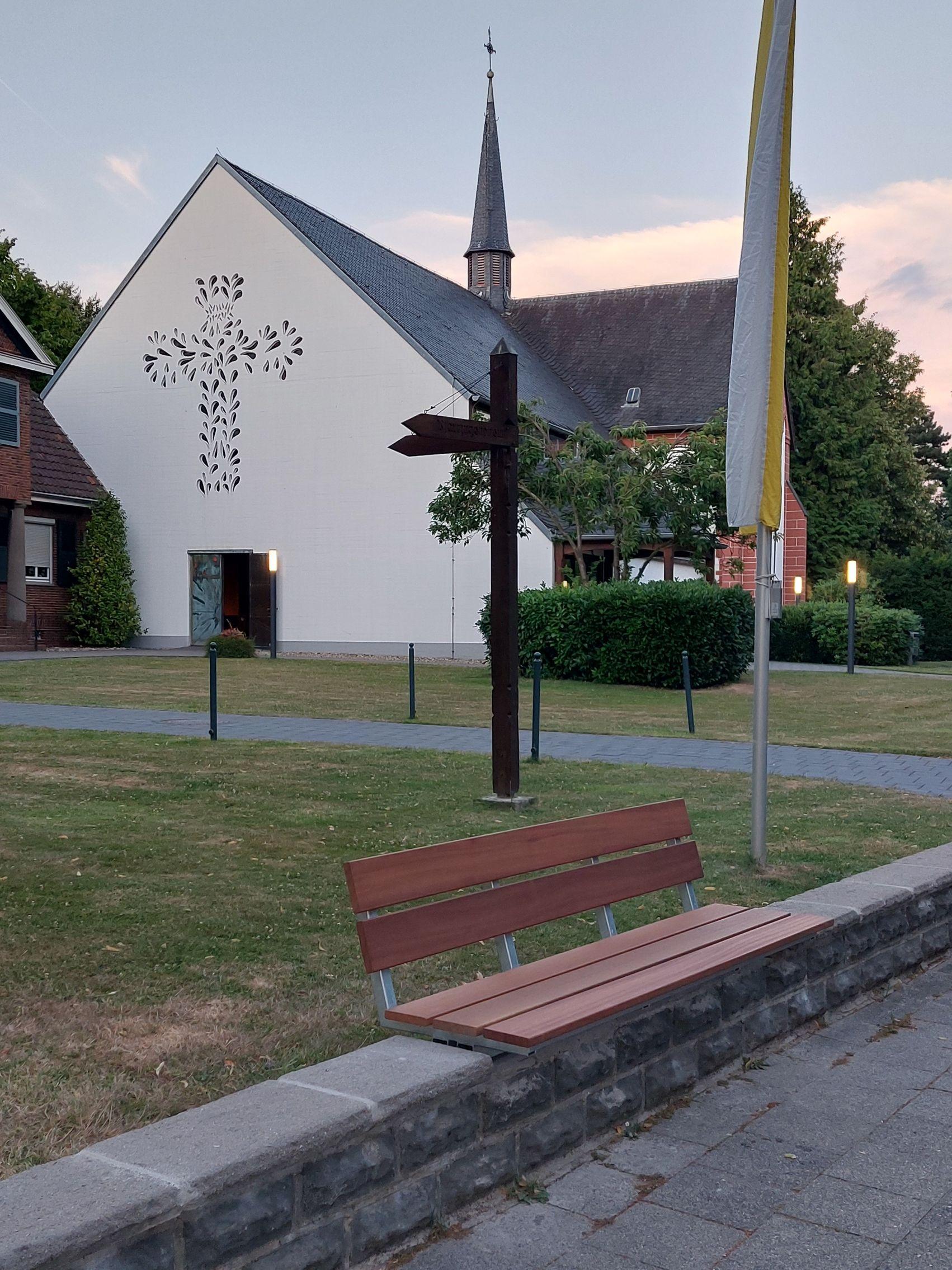Herz Jesu Kirche mit neuer Bank (c) D. Rehaag