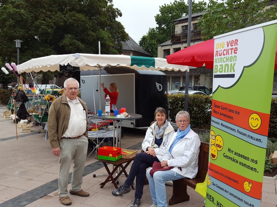 Die verrückte Kirchenbank auf dem Marktplatz Odenkirchen
